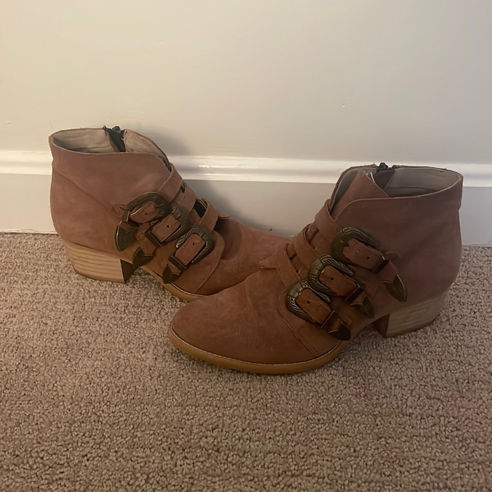 Musse and cloud suede ankle boots with buckles